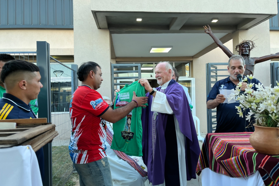 El cardenal Bokalic inauguró la capilla del Hogar de Cristo Señor de Mailín: un espacio de oración para los más vulnerables