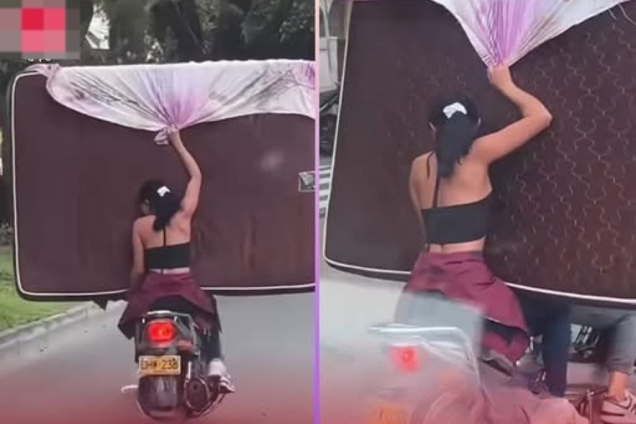 Unos jóvenes casi causan una tragedia al transportar un colchón en moto