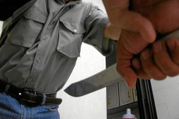 Un joven fue apuñalado y debió ser trasladado de urgencia al Hospital Regional