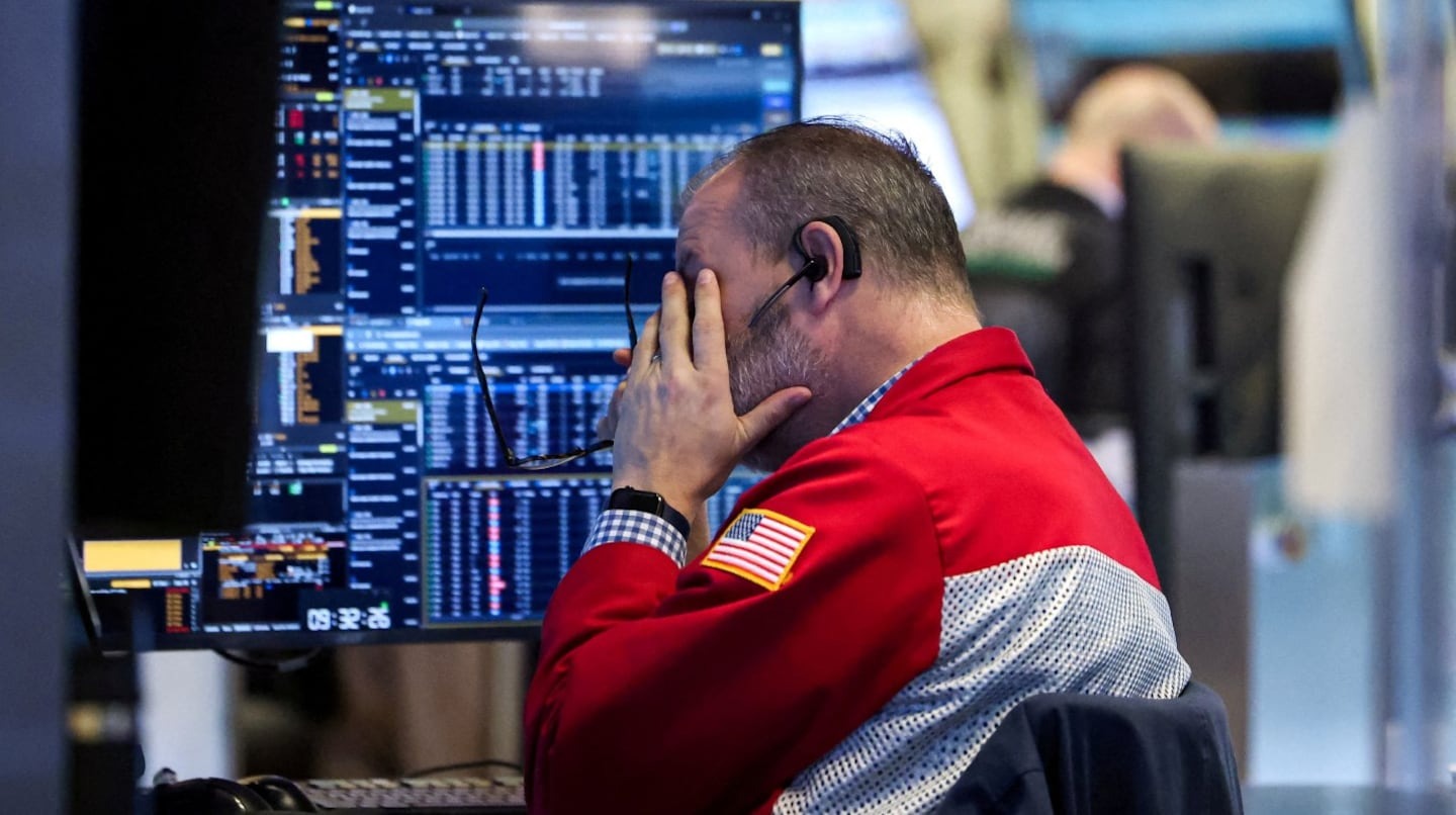 Las acciones argentinas bajan más de 4% en Wall Street y el riesgo país se ubica por encima de los 560 puntos