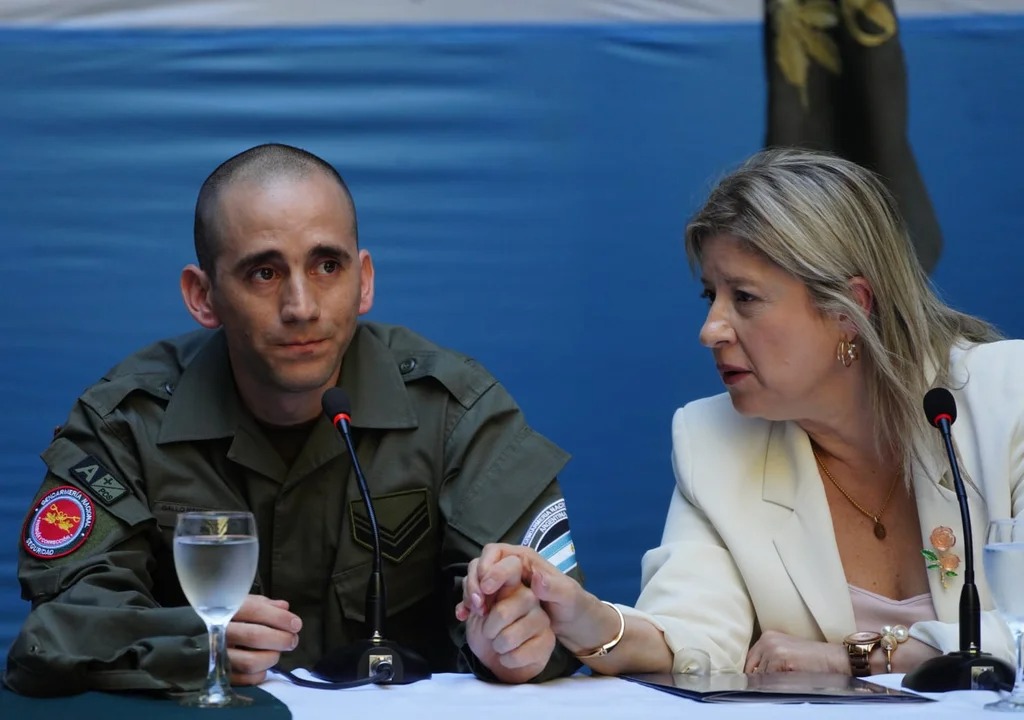 Nahuel Gallo participó del izamiento de la bandera mientras espera el alta médica