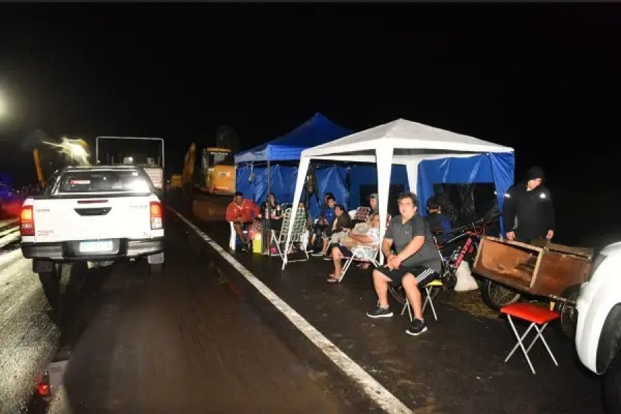Inundaciones en Tucumán: cientos de familias pasaron la noche sobre la ruta tras el desborde del río Marapa