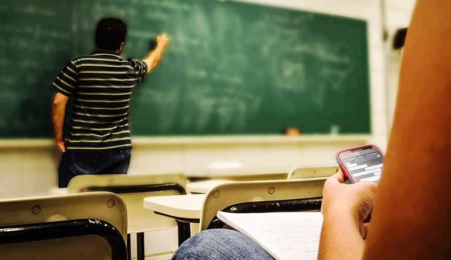 Santa Fe prohíbe el uso de celulares en las aulas: los detalles de la nueva normativa escolar