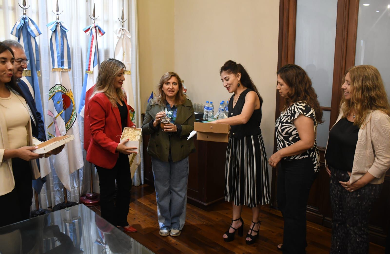 La intendente Fuentes recibió en el salón de acuerdos a las organizadoras de la Caminata de Mentoreo.