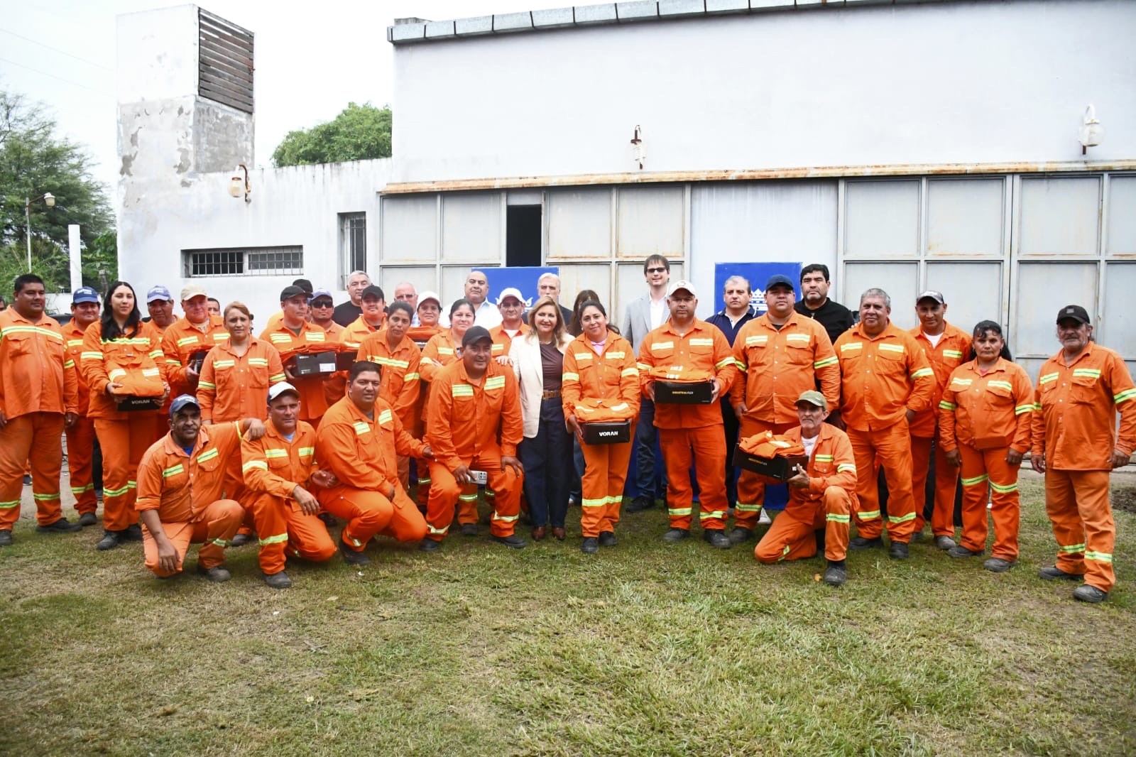 La Municipalidad entregó 2.000 equipos de indumentaria a trabajadores de centros operativos