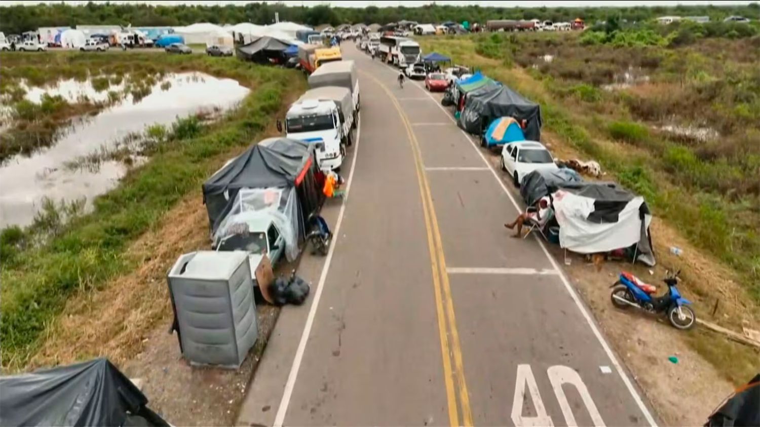 Inundaciones en Tucumán: cientos de familias duermen en la ruta tras perder todo