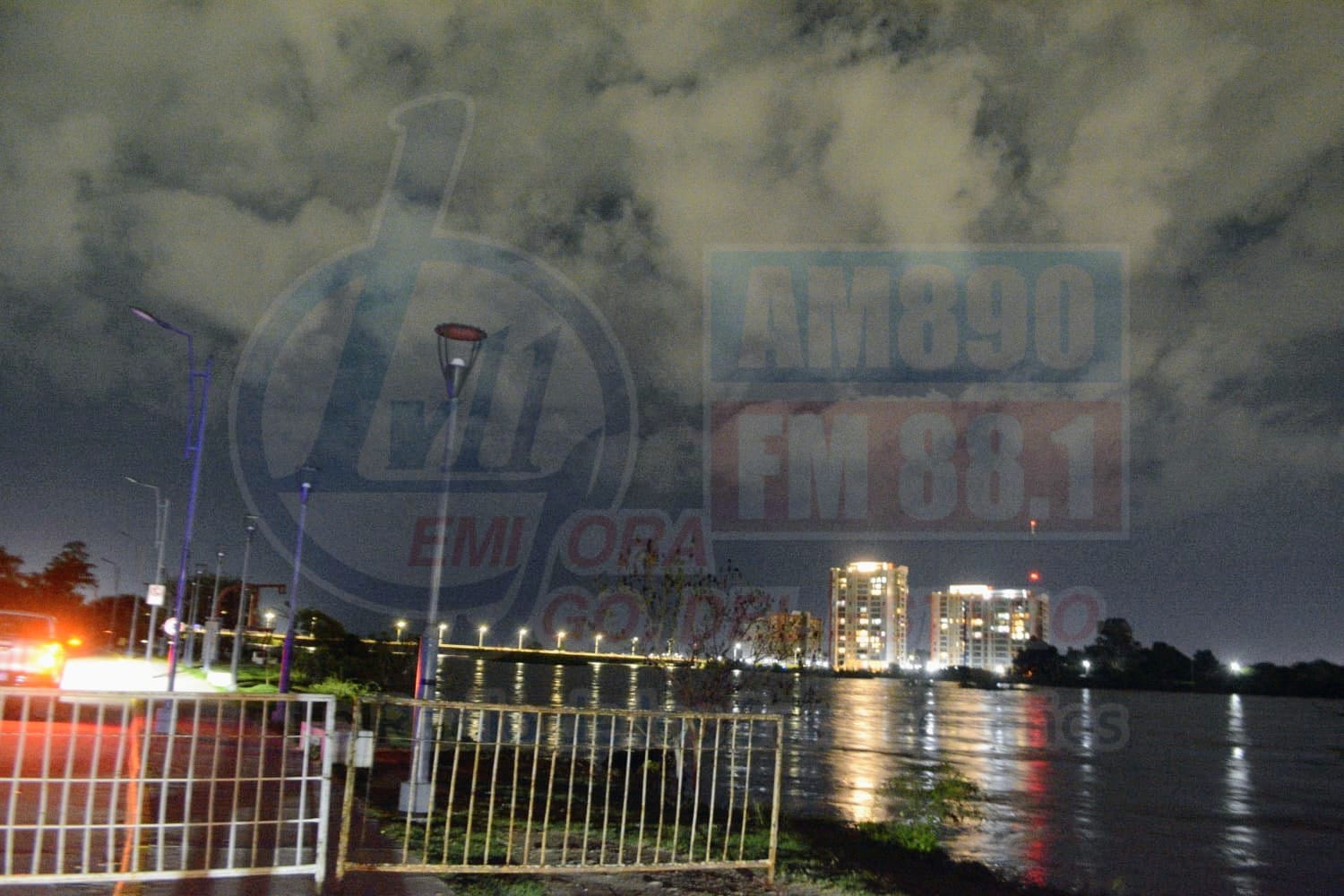 Emergencia en la Costanera: desalojo y corte de luz preventivo por la crecida del río Dulce