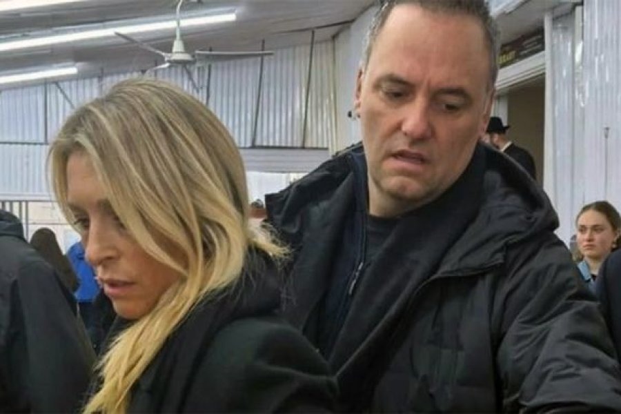 Adorni justificó el viaje de su esposa a Nueva York: “Fue invitada por el Presidente”