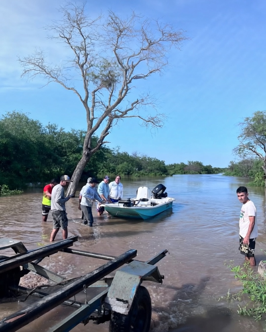 Monitorean a familias afectadas por la crecida del Río Dulce en parajes del interior