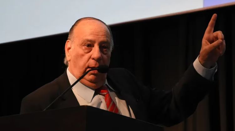 Roberto Cachanosky criticó al Gobierno por el uso del avión presidencial