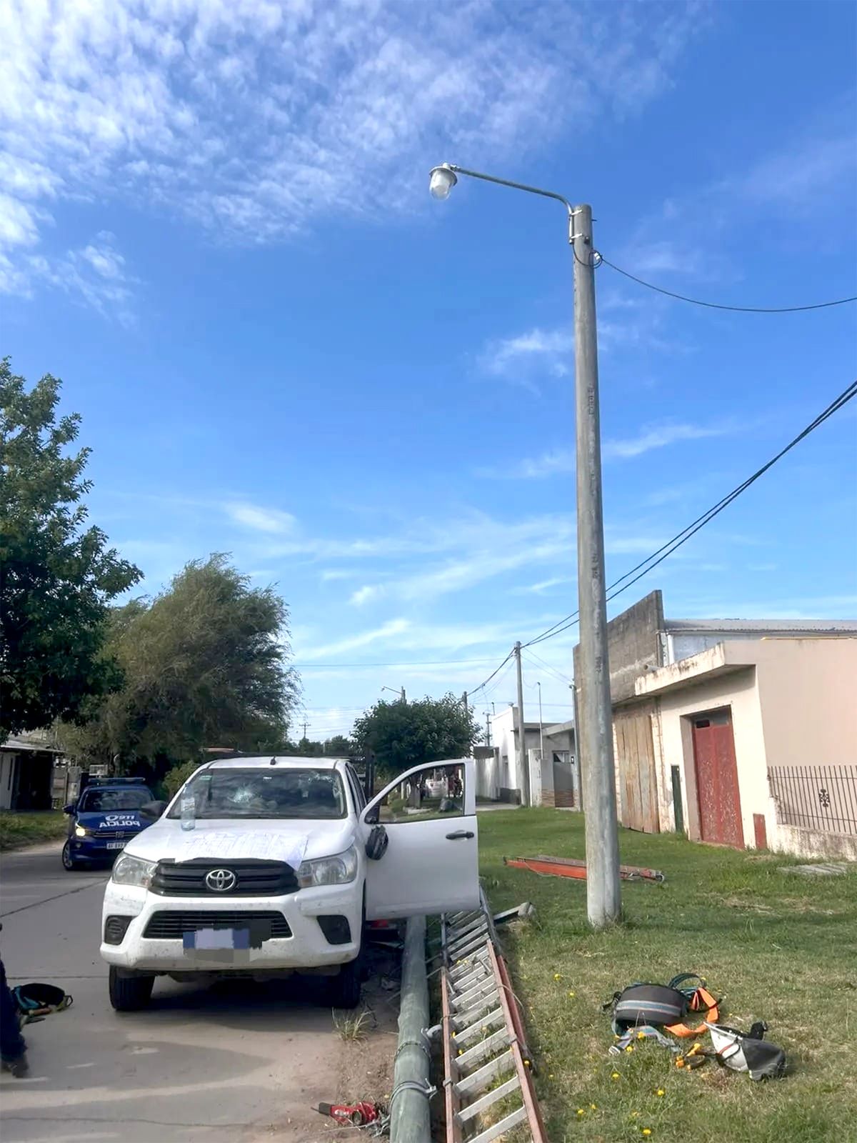 Murió un trabajador al caerle un poste mientras realizaba tareas en la vía pública