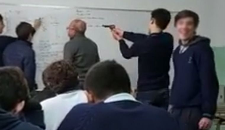 Un alumno amenazó a un docente y tenía un cuchillo en la mochila en una escuela de Frías