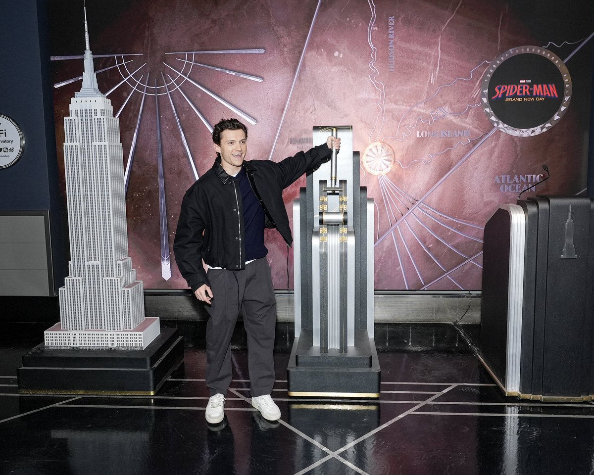 Tom Holland enciende las luces del Empire State para celebrar el tráiler de Spider-Man