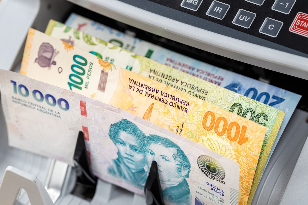 El peso argentino resiste el impacto global y se aprecia frente al dólar