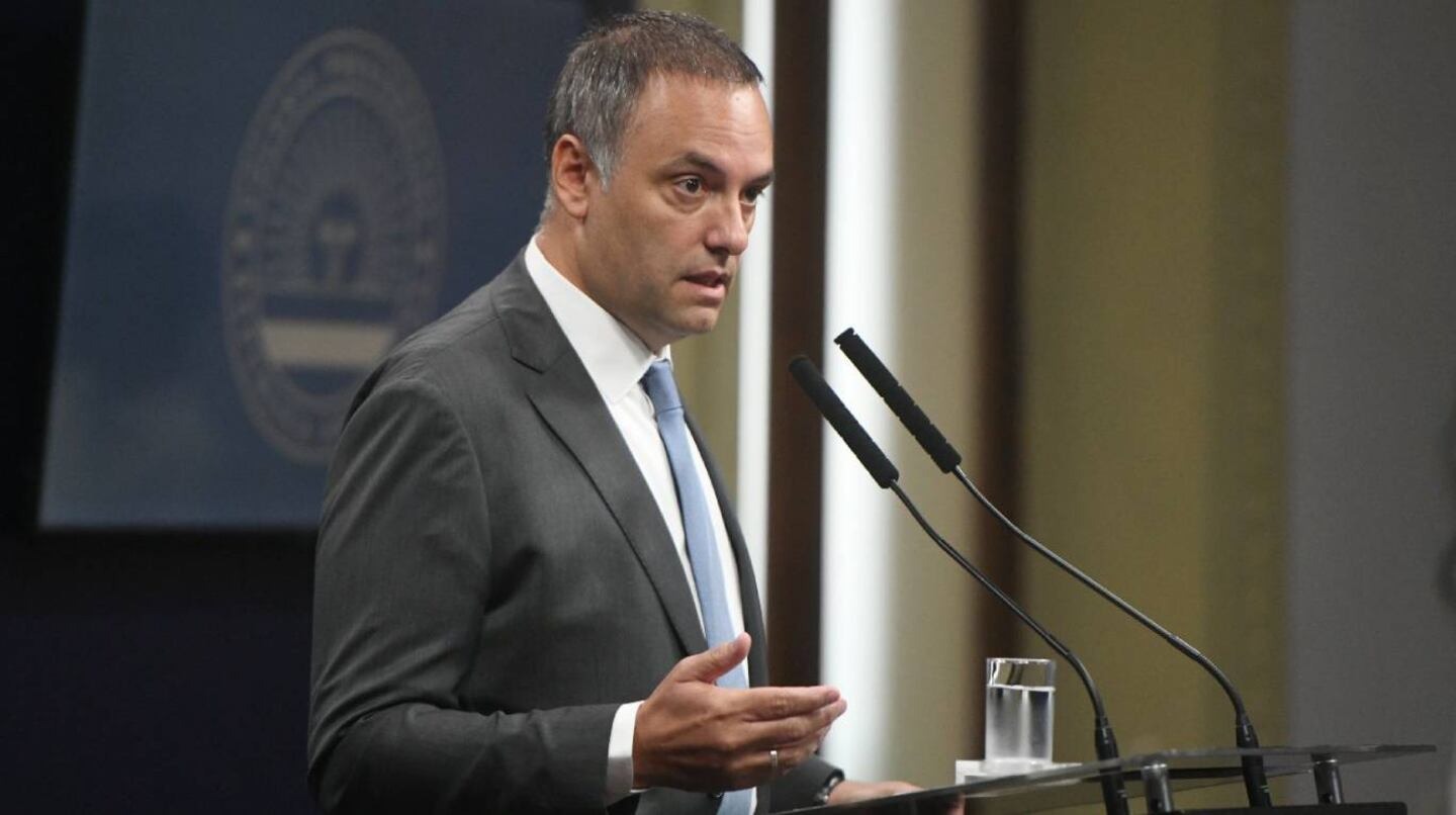 Una factura del vuelo de Manuel Adorni a Punta del Este tiene inconsistencias en la fecha y en el valor