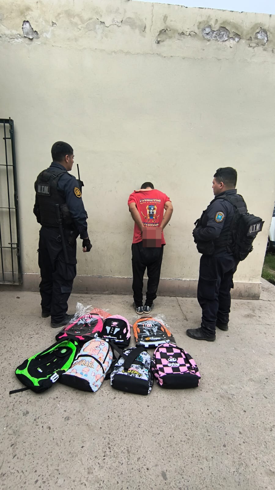 Detienen a un hombre que intentó escapar en remis con mochilas robadas en La Banda