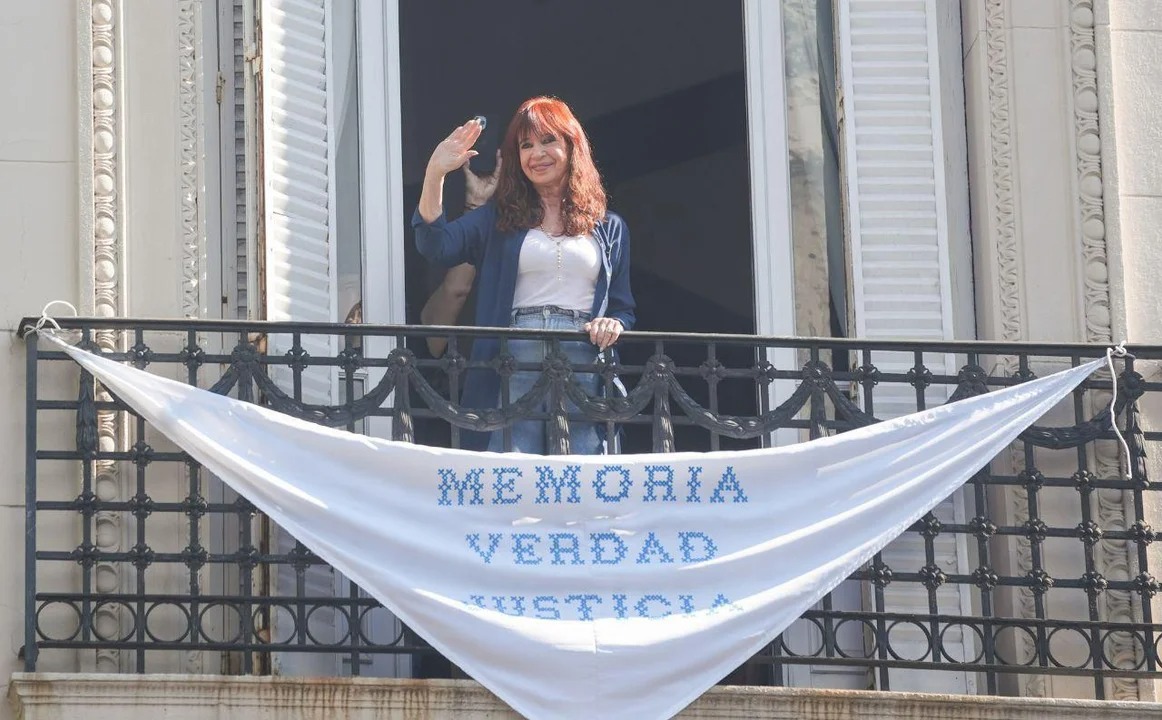Cristina Kirchner colgó una bandera por los 50 años del golpe y saludó a la militancia