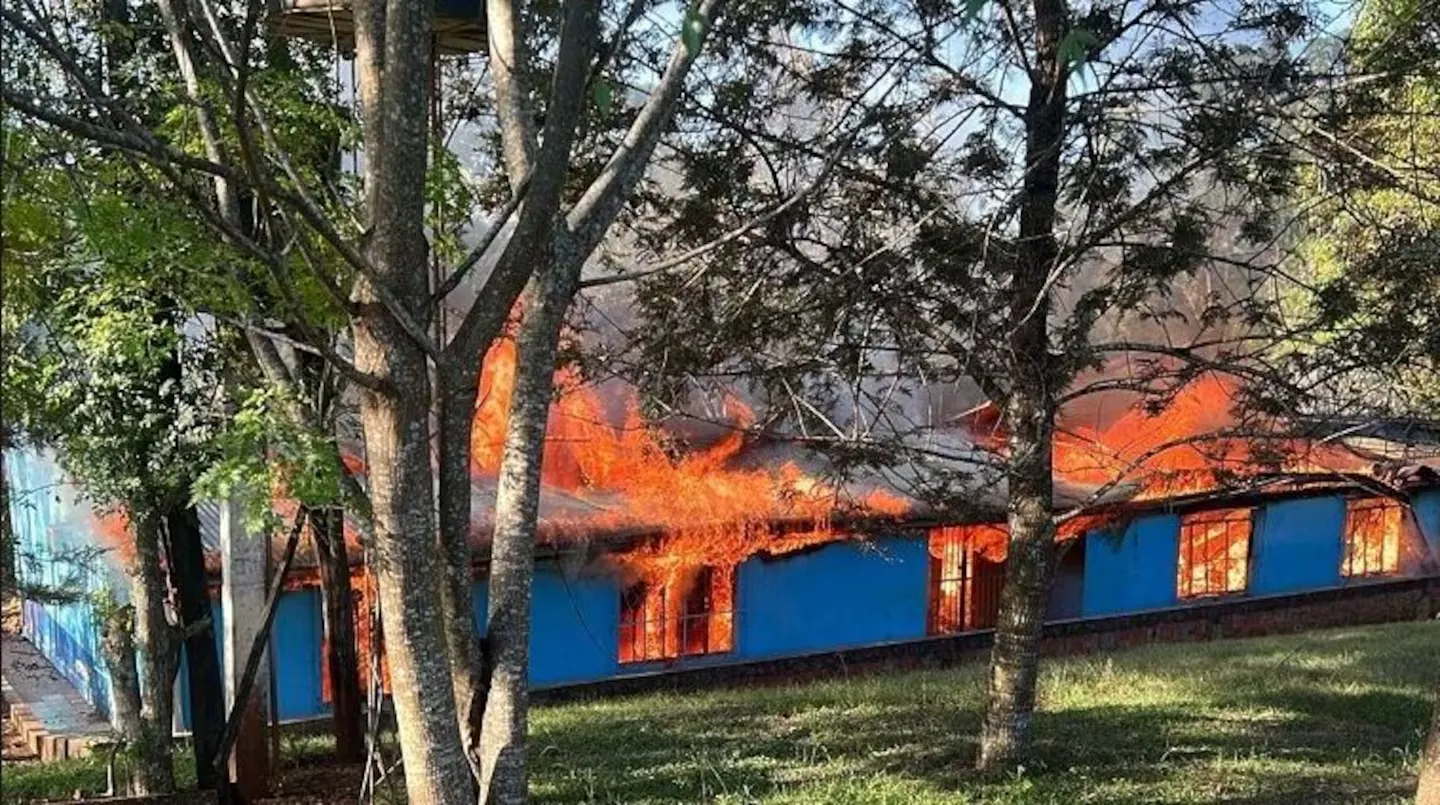 Conmoción en Misiones: un niño de 13 años es el principal sospechoso de incendiar y destruir por completo una escuela