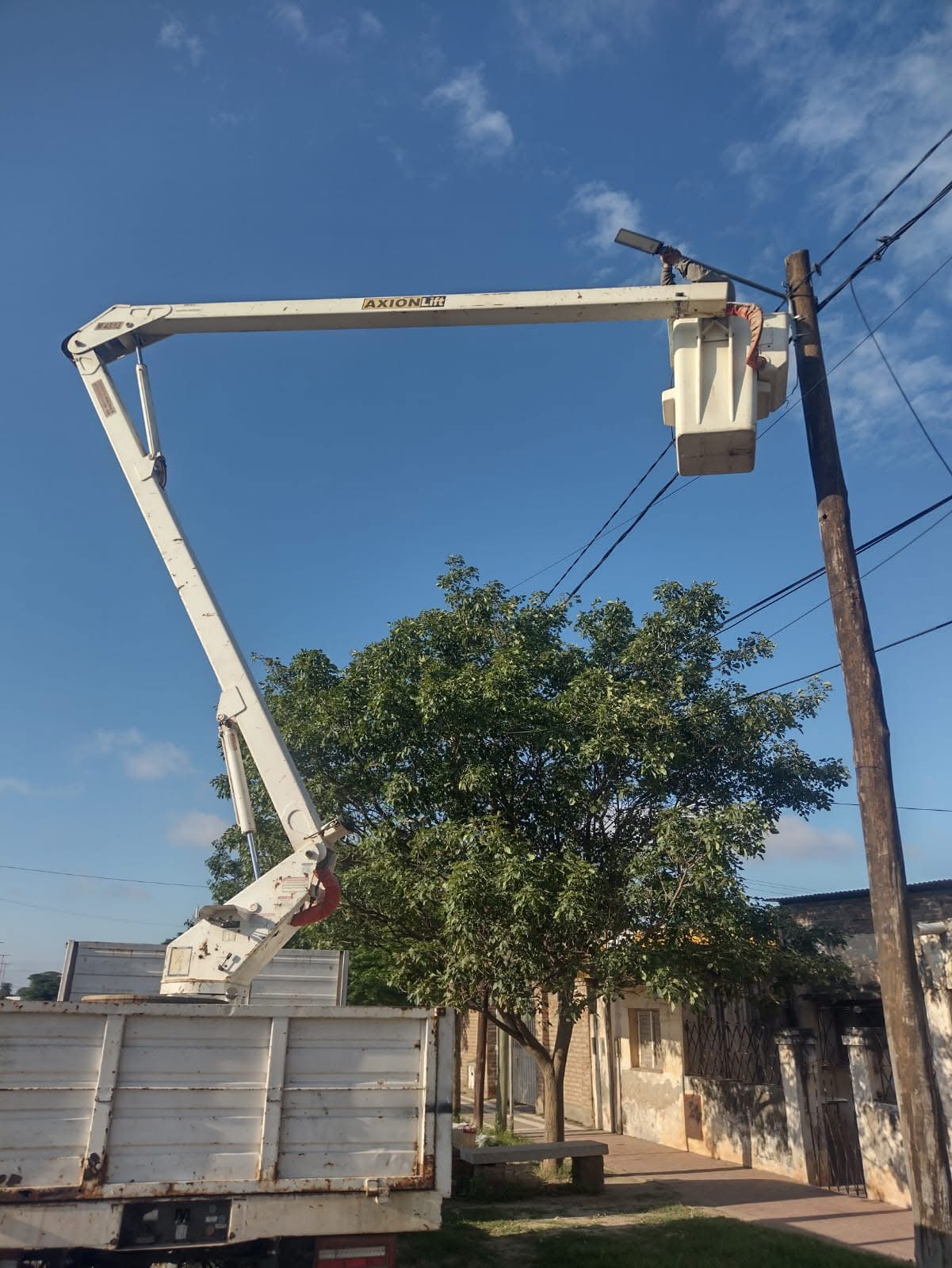 Avanza el recambio de luminarias LED en distintos barrios de la ciudad