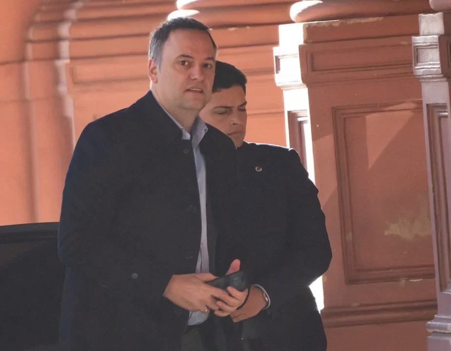 Amplían la denuncia contra Adorni por la compra del departamento de Caballito y piden citar a la escribana