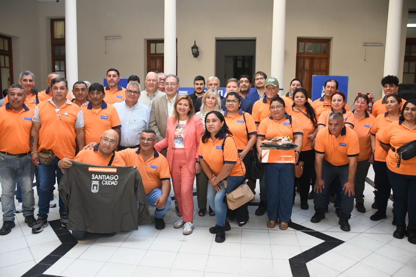 La intendente Norma Fuentes entregó herramientas y uniformes a Defensa Civil