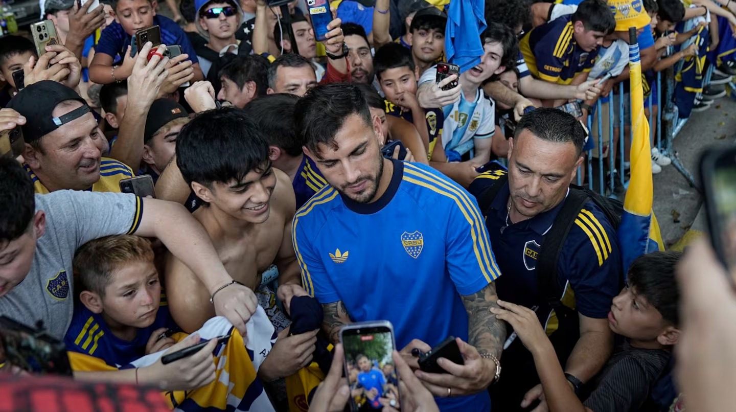 Boca llegó a Córdoba y fue recibido por una multitud: el gesto que tuvieron los jugadores con la gente