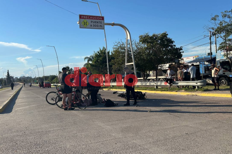 Accidente entre una moto y un auto en la rotonda de ingreso a Las Termas de Río Hondo
