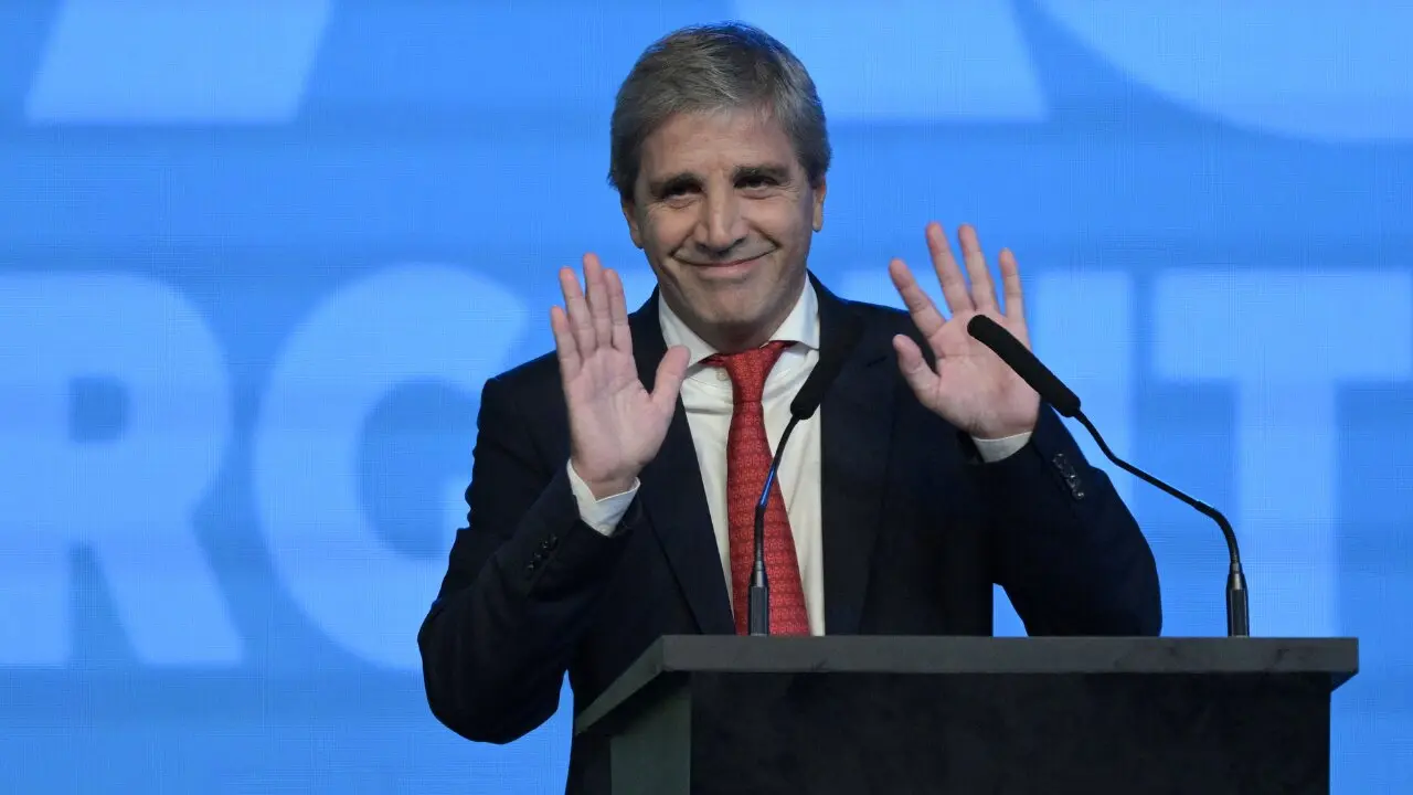 Fuerte exabrupto de Luis Caputo en Rosario: "Me dan ganas de cagarlos a patadas"