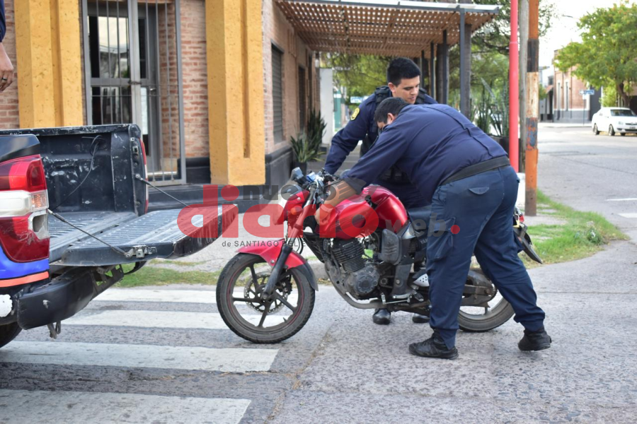 Choque entre una moto y una camioneta en Moreno y Caseros: dos personas con lesiones leves