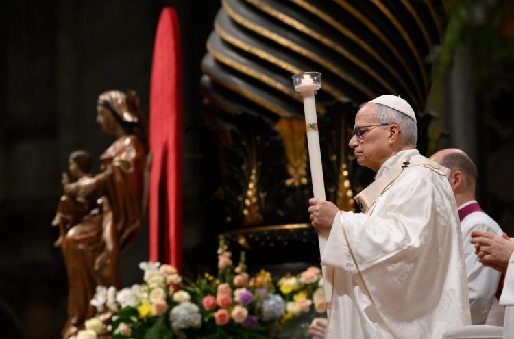 León XIV en su primera Vigilia Pascual: "Hay que derribar las piedras del egoísmo"